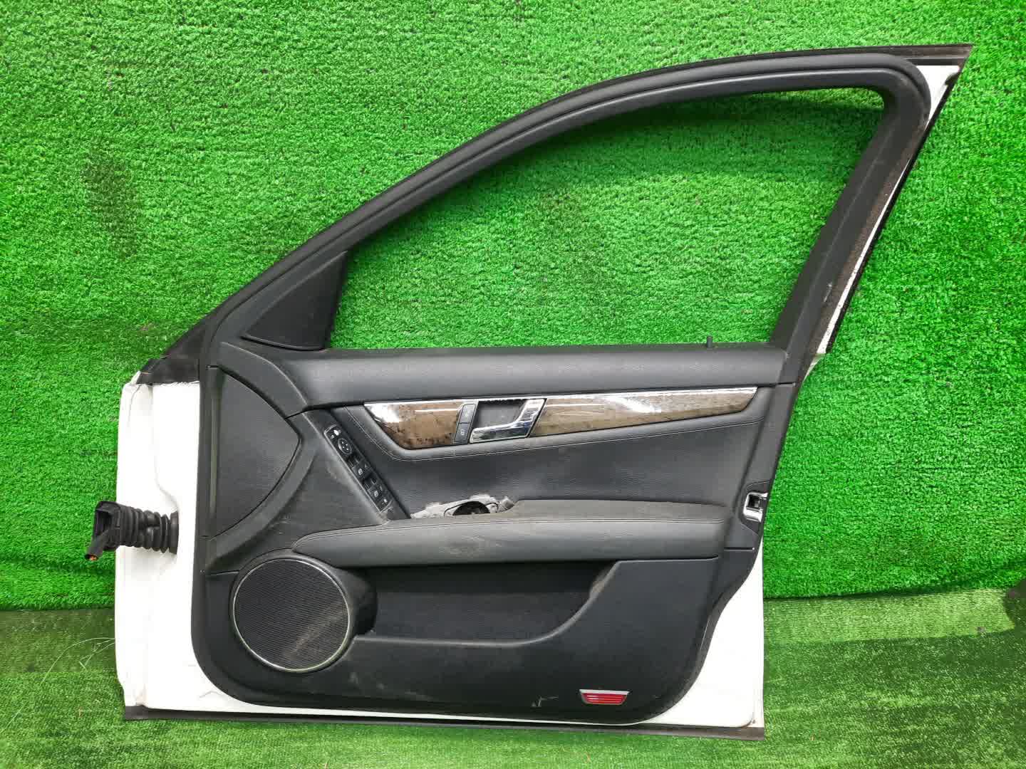 Дверь правая передняя MERCEDES-BENZ C-Class 204041, S204, 204248, 204241, 204254, W204.054, S204.254, 204249, 204049, W204.046, 204054, 204257, 204057, 204048, W204.048, W204.056, S204.256, 204047, 204077, 204052, 204277, 204247, 204252, 204507, W204