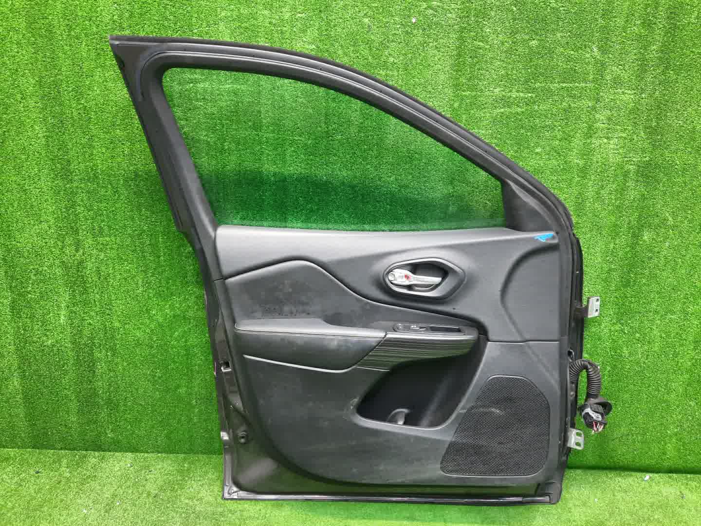 Дверь левая передняя JEEP CHEROKEE KL 0654 3 ракурс