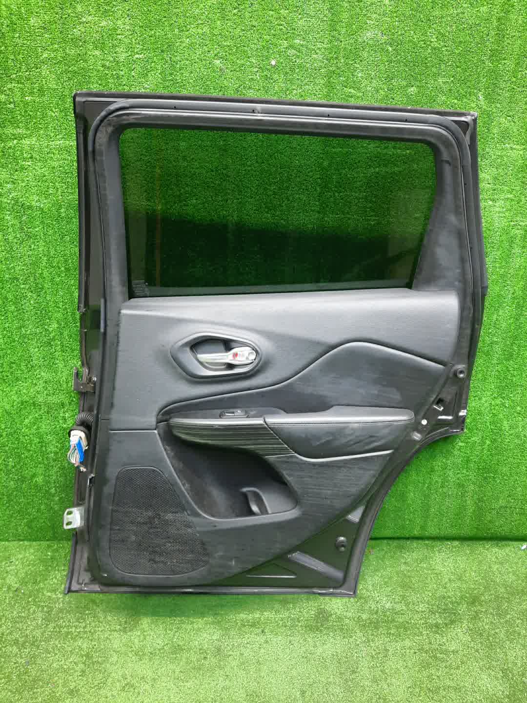 Дверь правая задняя JEEP CHEROKEE KL 0655 2 ракурс