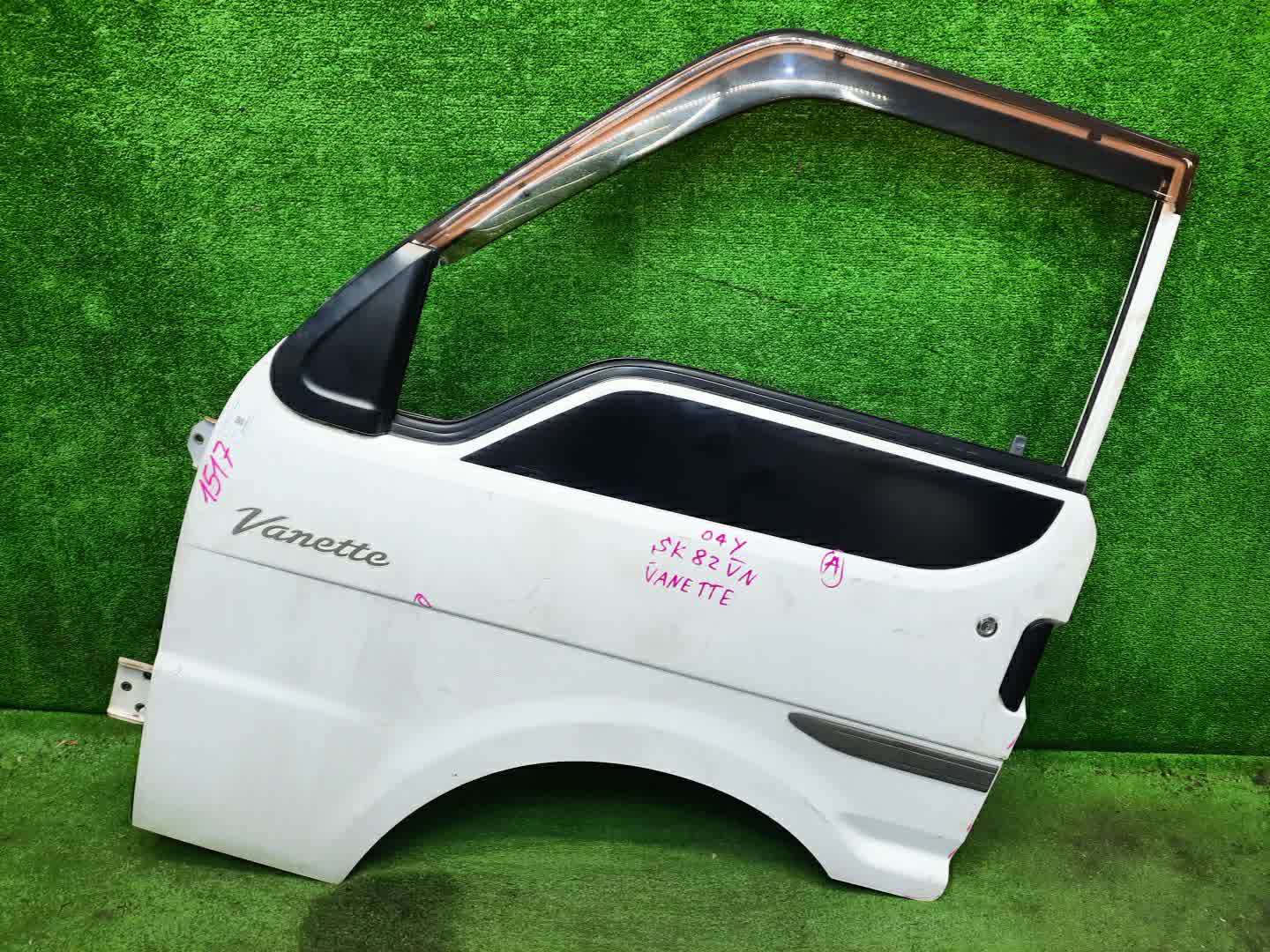 Дверь левая передняя MAZDA DELICA, BONGO, VANETTE SKF2VM, SK22VM, SK82VM, SKP2VM, SLP2T, SK22T, SK82V, SK82T, SK22V, SKF2V, SKP2V, SKP2T, SKF2T, SLP2V, SK82VN, SK22VN, SKF2TN, SK82TN, SK22TN, SKP2VN, SKP2TN, SK82LN, SKF2VN 1517 1 ракурс