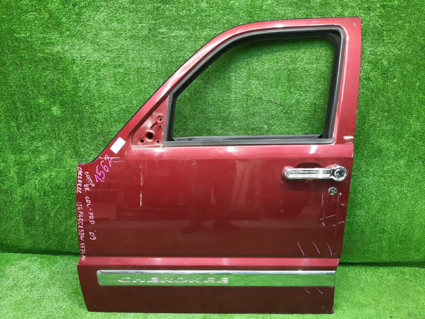 Дверь левая передняя JEEP CHEROKEE KK 1562 1 ракурс Дверь левая передняя JEEP CHEROKEE KK 1562 1 ракурс