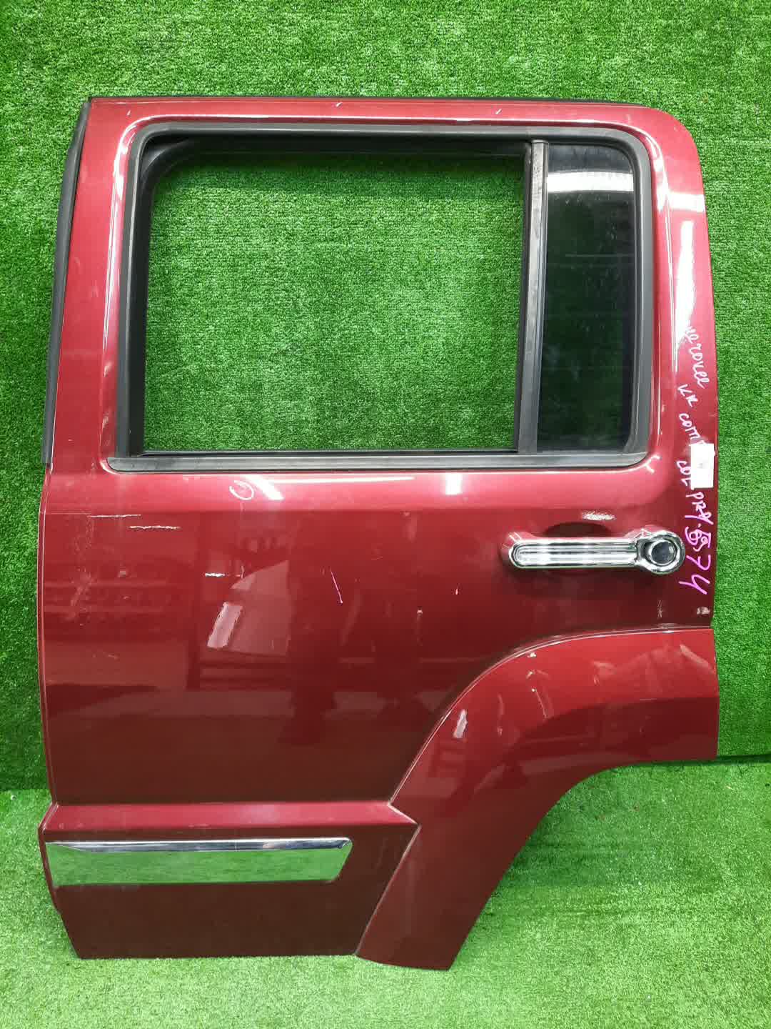 Дверь левая задняя JEEP CHEROKEE KK 1574 1 ракурс Дверь левая задняя JEEP CHEROKEE KK 1574 1 ракурс