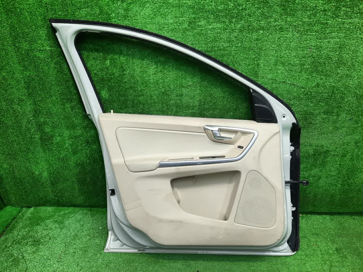 Дверь левая передняя VOLVO XC60 DZ44, DZ47, DZ80, DZ99, DZ40, DZ, DZ31, DZ52, DZ69, DZ70, DZ71, DZ72, DZ82, DZ83, DZ87, DZ88, DZ95, DZ90, DZ98 1594 4 ракурс