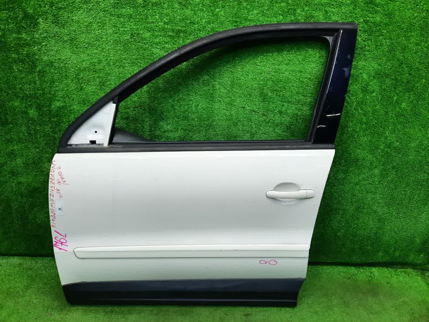 Дверь левая передняя VOLKSWAGEN TIGUAN 5N1, 5N2 1761 1 ракурс