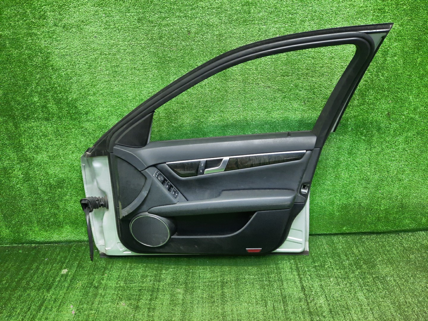 Дверь правая передняя MERCEDES-BENZ C-Class 204041, S204, 204248, 204241, 204254, W204.054, S204.254, 204249, 204049, W204.046, 204054, 204257, 204057, 204048, W204.048, W204.056, S204.256, 204047, 204077, 204052, 204277, 204247, 204252, 204507, W204