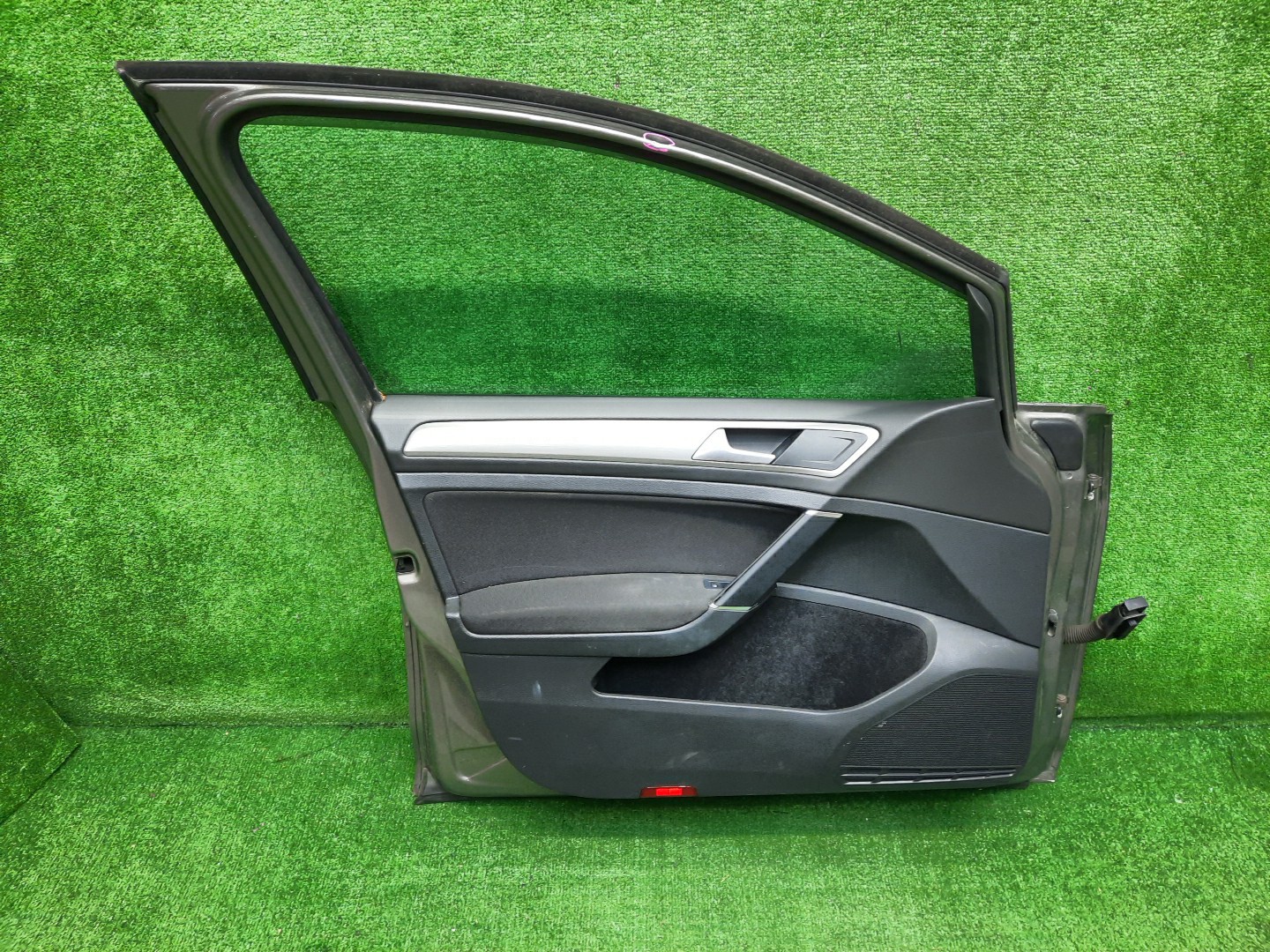 Дверь левая передняя VOLKSWAGEN GOLF MK7, 5G1 3301 2 ракурс