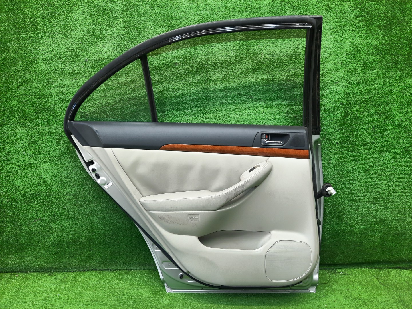 Дверь левая задняя TOYOTA AVENSIS ZZT251, AZT250, AZT255, AZT251 SEDAN 3 ракурс