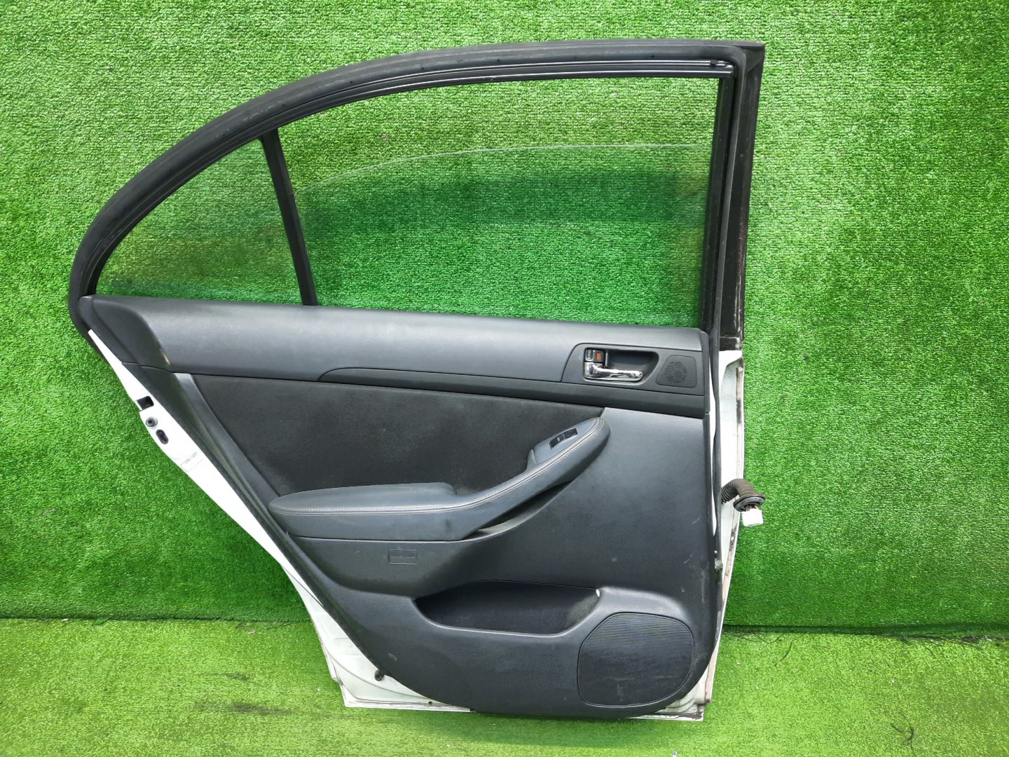 Дверь левая задняя TOYOTA AVENSIS ZZT251, AZT250, AZT255, AZT251 SEDAN 4 ракурс