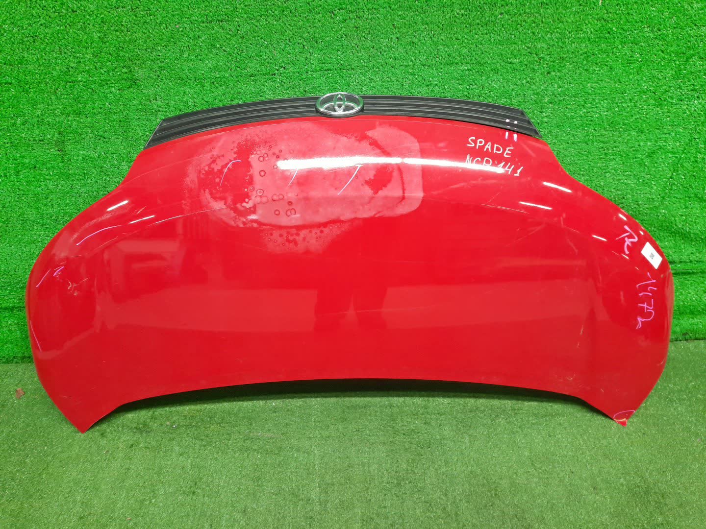 Капот TOYOTA SPADE NCP141, NSP140, NSP141, NCP145 1472 1 ракурс Капот TOYOTA SPADE NCP141, NSP140, NSP141, NCP145 1472 1 ракурс