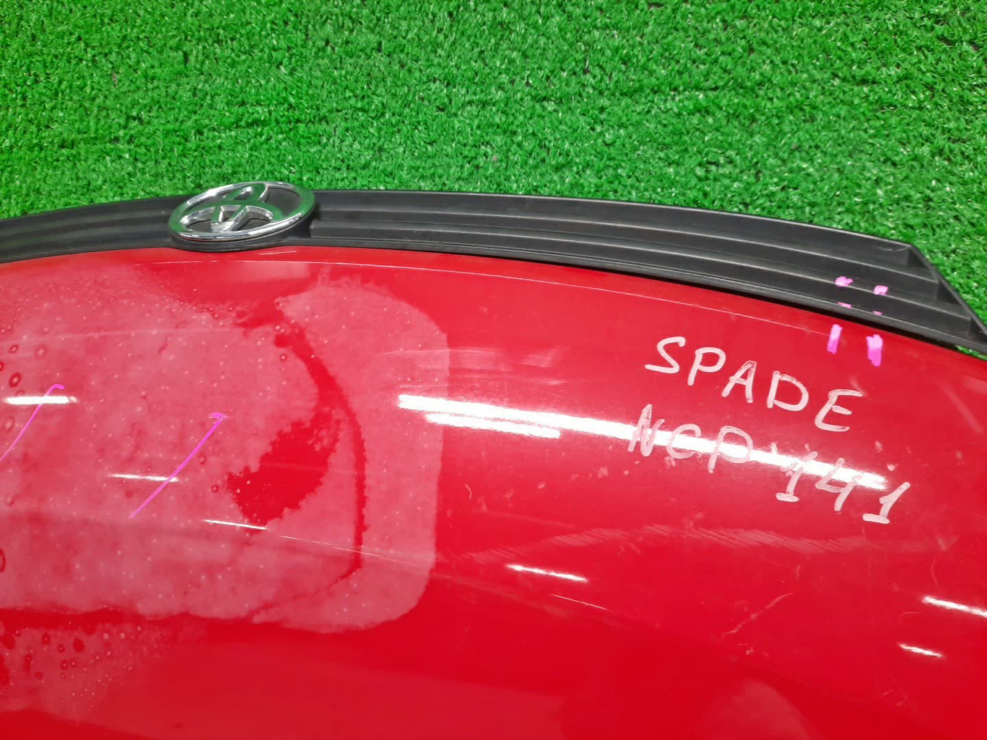 Капот TOYOTA SPADE NCP141, NSP140, NSP141, NCP145 1472 3 ракурс Капот TOYOTA SPADE NCP141, NSP140, NSP141, NCP145 1472 3 ракурс