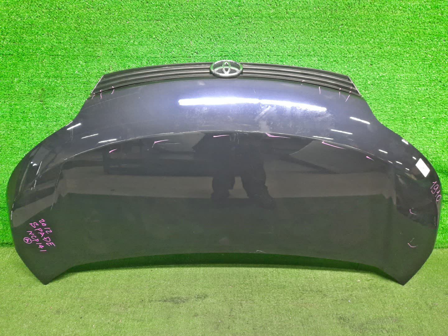 Капот TOYOTA SPADE NCP141, NSP140, NSP141, NCP145 1910 1 ракурс Капот TOYOTA SPADE NCP141, NSP140, NSP141, NCP145 1910 1 ракурс