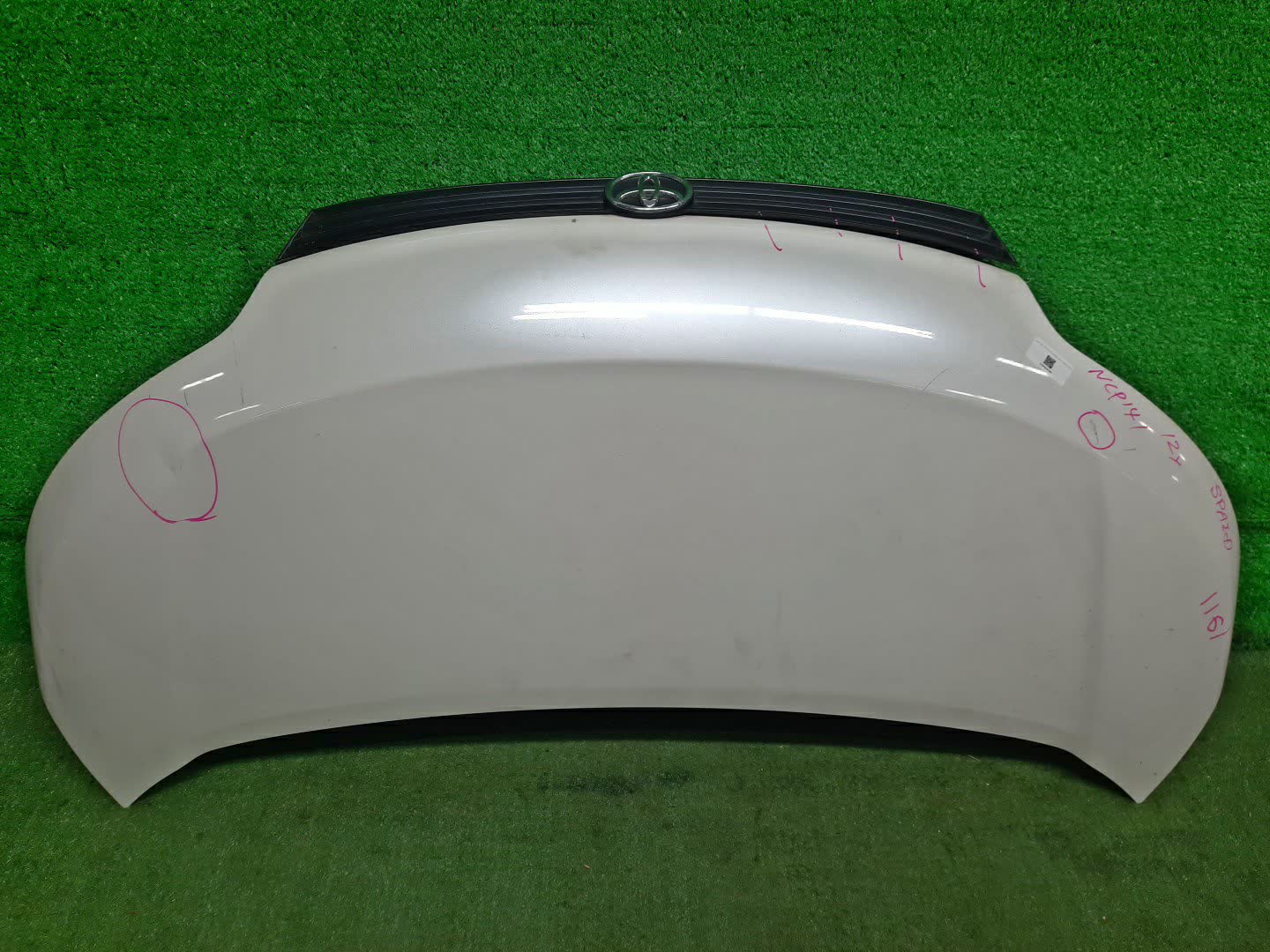 Капот TOYOTA SPADE NCP141, NSP140, NSP141, NCP145 1911 1 ракурс Капот TOYOTA SPADE NCP141, NSP140, NSP141, NCP145 1911 1 ракурс