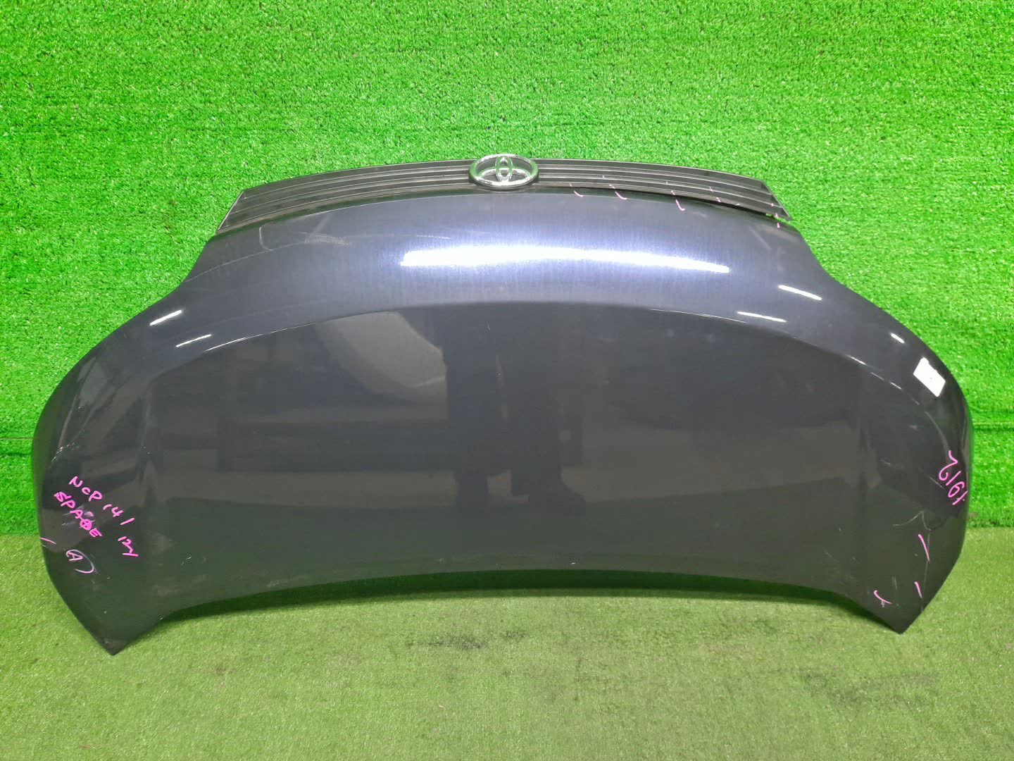 Капот TOYOTA SPADE NCP141, NSP140, NSP141, NCP145 1912 1 ракурс Капот TOYOTA SPADE NCP141, NSP140, NSP141, NCP145 1912 1 ракурс