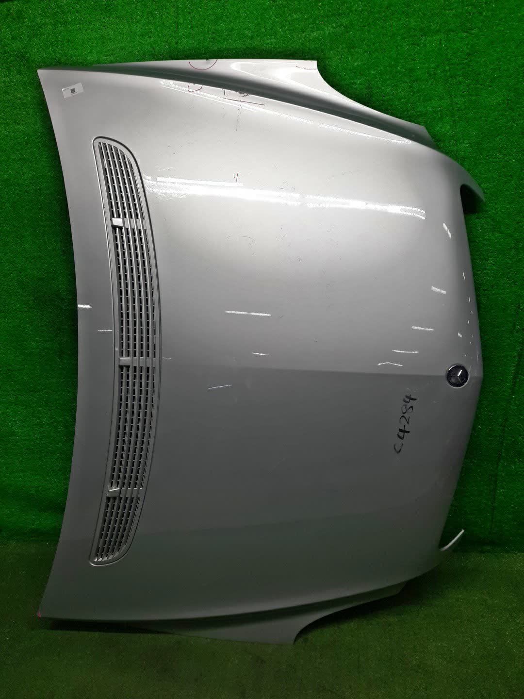 Капот MERCEDES-BENZ R-Class V251, W251, W251.022, V251.175, W251.075, W251.054, V251.154, V251.123, V251.165, V251.124, V251.172, W251.023, W251.065 A2518800157 1 ракурс