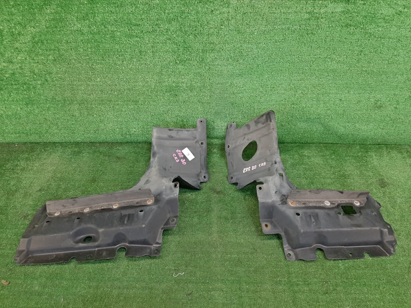 Защита левая TOYOTA NOAH ZRR80G 71431-52D00 2 ракурс