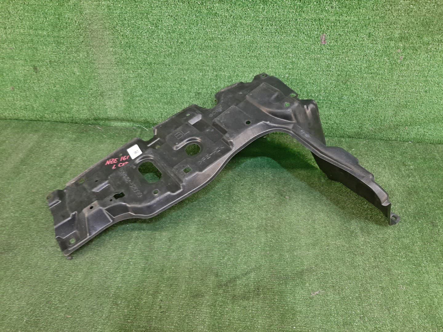 Защита левая передняя TOYOTA COROLLA FIELDER NZE161G 51442-52090 2 ракурс