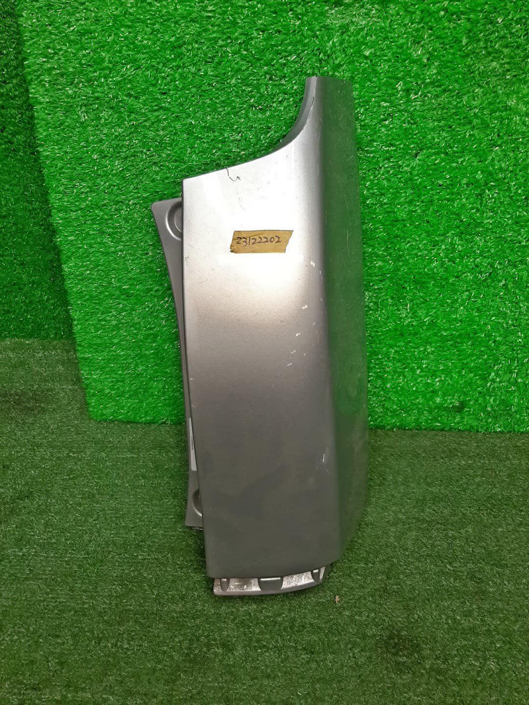 Клык бампера правый задний TOYOTA NOAH ZRR80G 52165-28020 1 ракурс