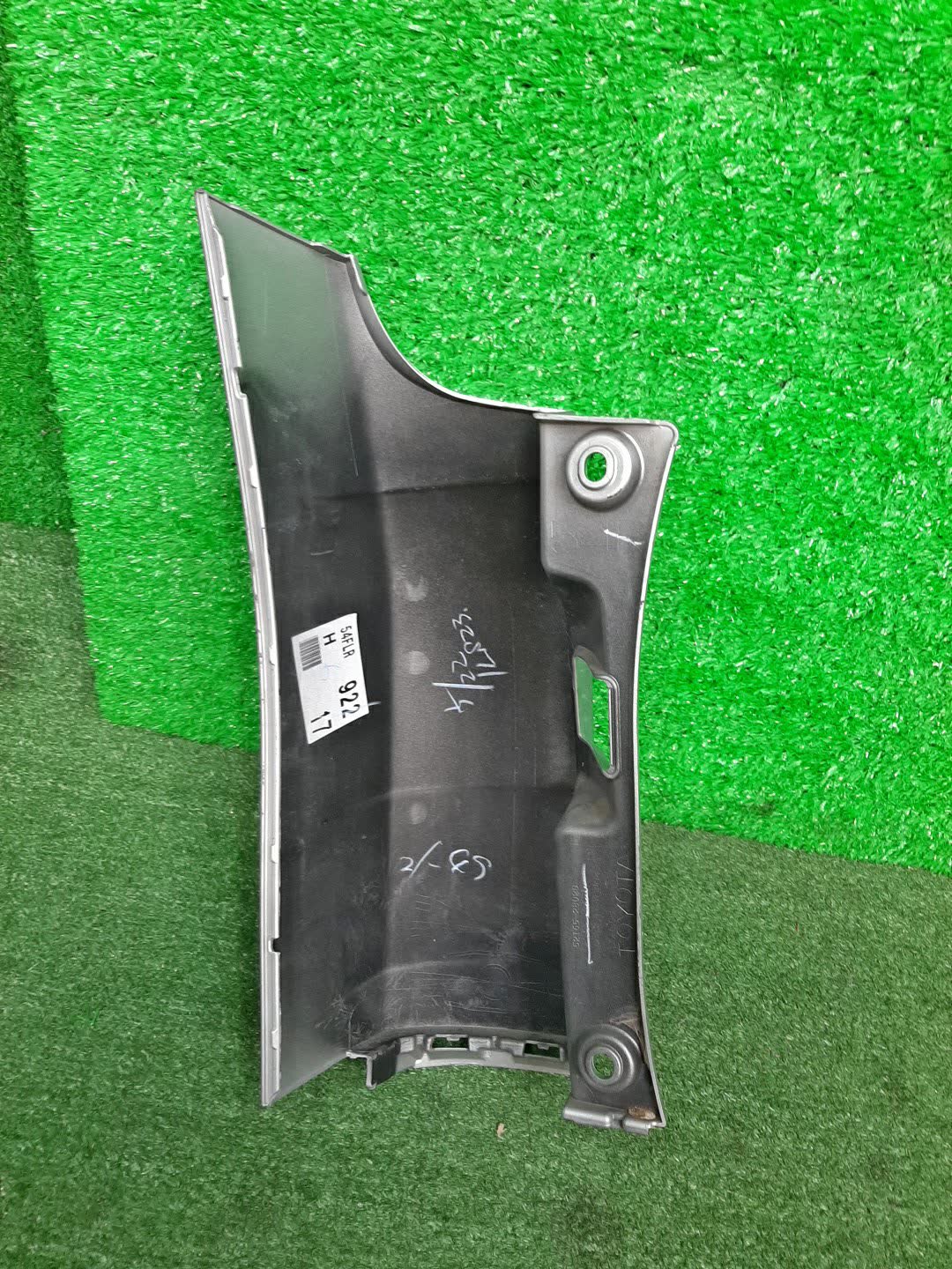 Клык бампера правый задний TOYOTA NOAH ZRR80G 52165-28020 2 ракурс