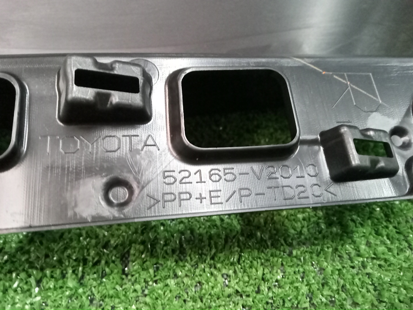 Клык бампера правый задний TOYOTA ALPHARD AAHH40W 52165-V2902 3 ракурс