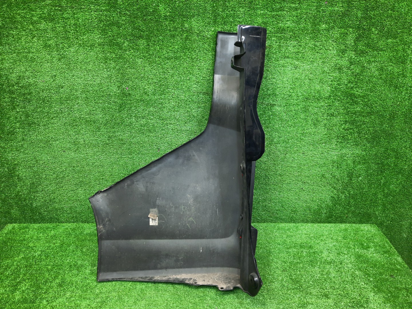 Клык бампера правый задний HONDA STEPWGN RP5 71501-TAA-N000 5 ракурс Клык бампера правый задний HONDA STEPWGN RP5 71501-TAA-N000 5 ракурс