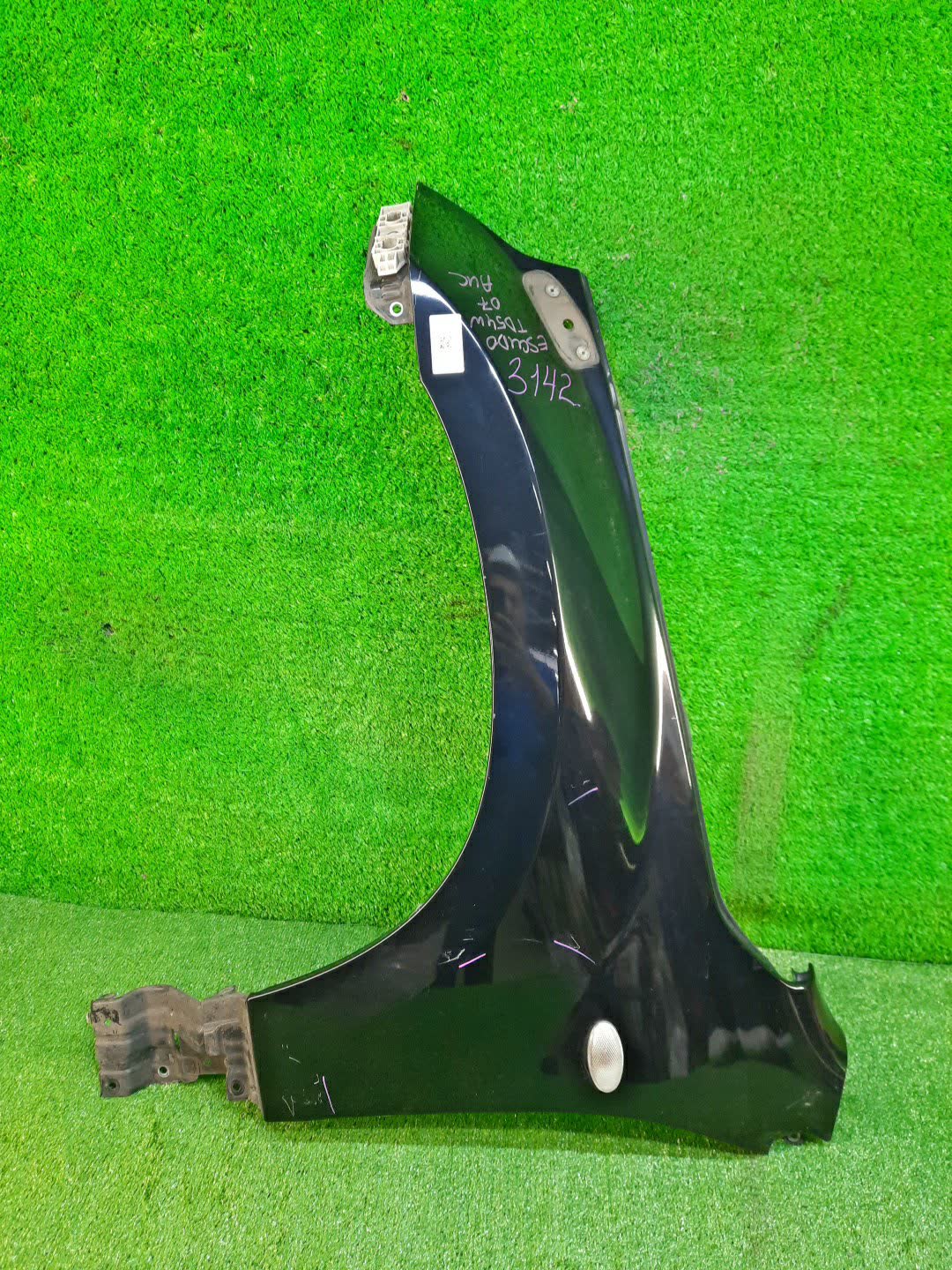 Крыло левое переднее SUZUKI ESCUDO TA74W, TD94W, TD54W 3142 1 ракурс