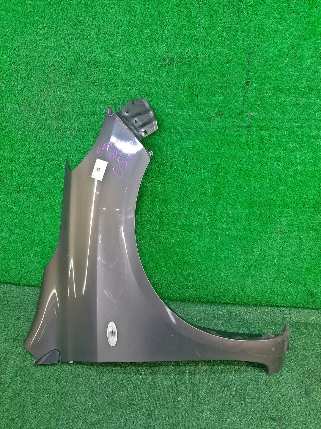 Крыло правое переднее NISSAN LATIO N17 0573 1 ракурс Крыло правое переднее NISSAN LATIO N17 0573 1 ракурс