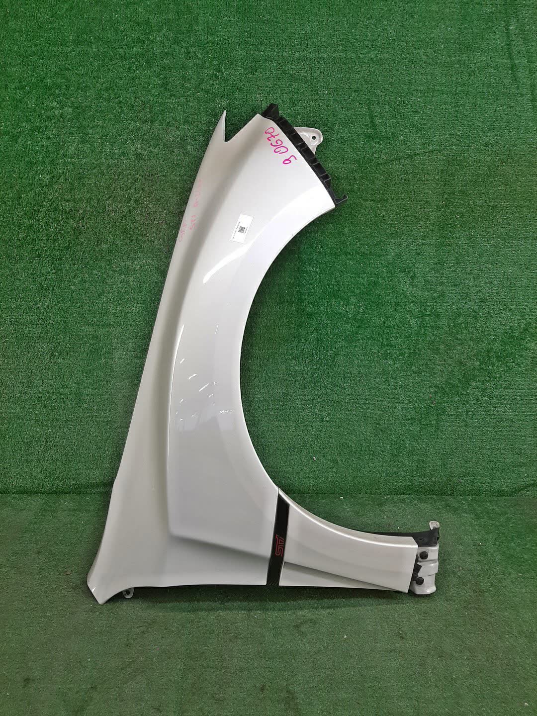Крыло правое переднее SUBARU IMPREZA WRX STI GRF 90670 1 ракурс Крыло правое переднее SUBARU IMPREZA WRX STI GRF 90670 1 ракурс