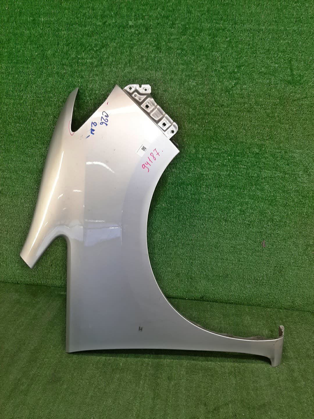Крыло правое переднее NISSAN SERENA C26 94187 1 ракурс
