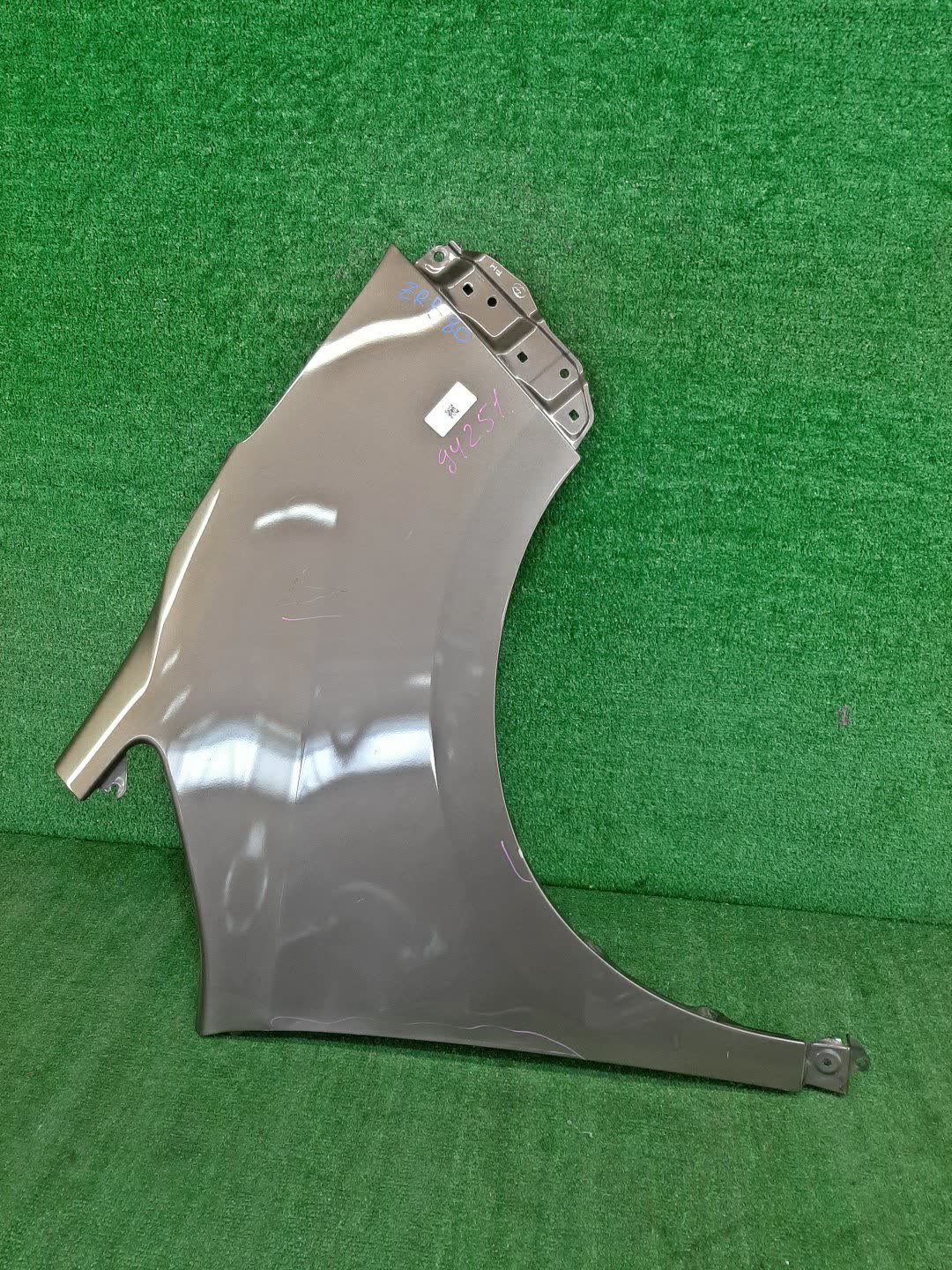 Крыло правое переднее TOYOTA NOAH, ESQUIRE ZWR80G, ZRR85W, ZRR80W, ZWR80W, ZRR80G, ZRR85G 94251 1 ракурс