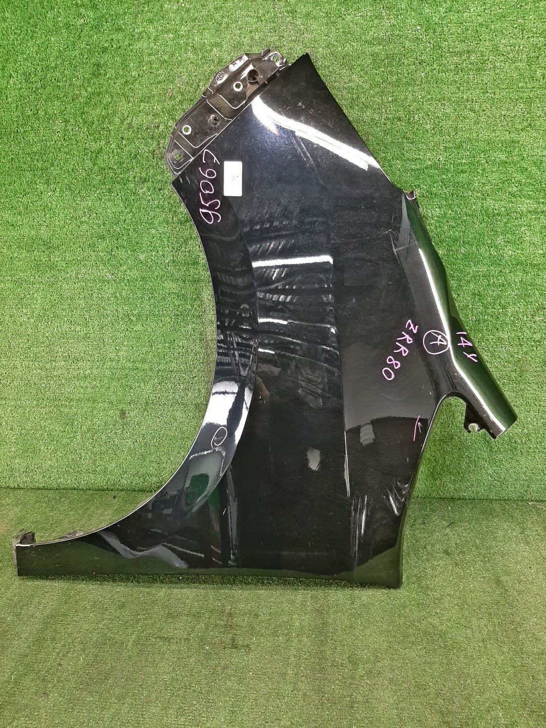 Крыло левое переднее TOYOTA NOAH, ESQUIRE ZWR80G, ZRR85W, ZRR80W, ZWR80W, ZRR80G, ZRR85G 95067 1 ракурс