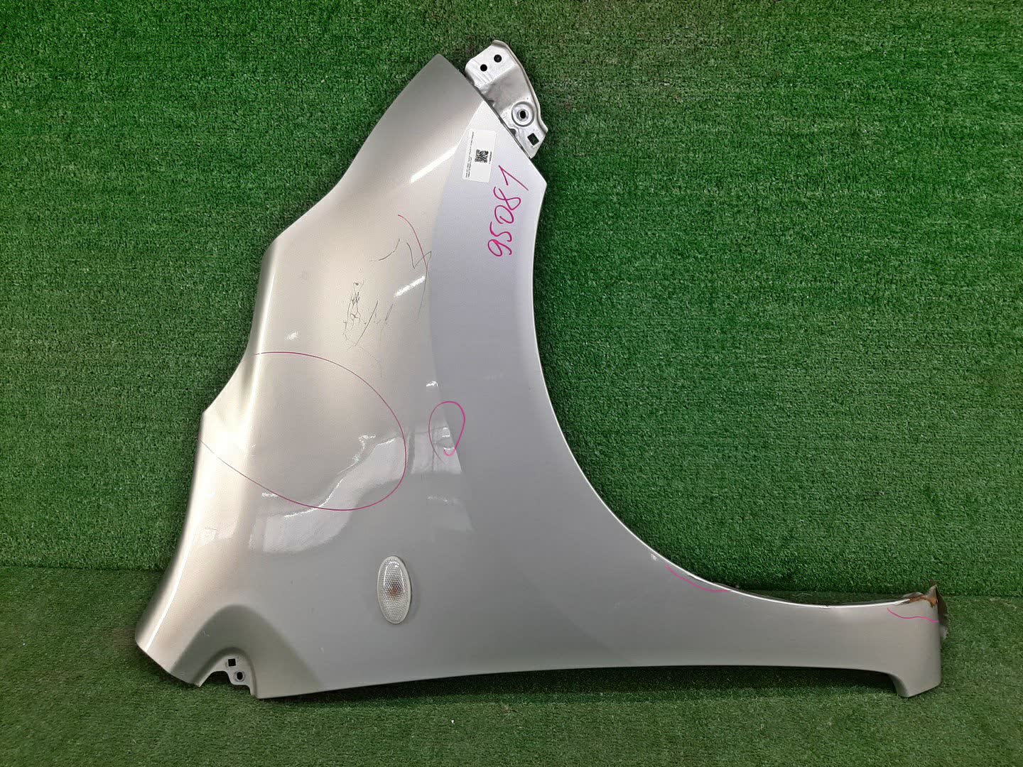 Крыло правое переднее SUZUKI WAGON R MH34S 95081 1 ракурс