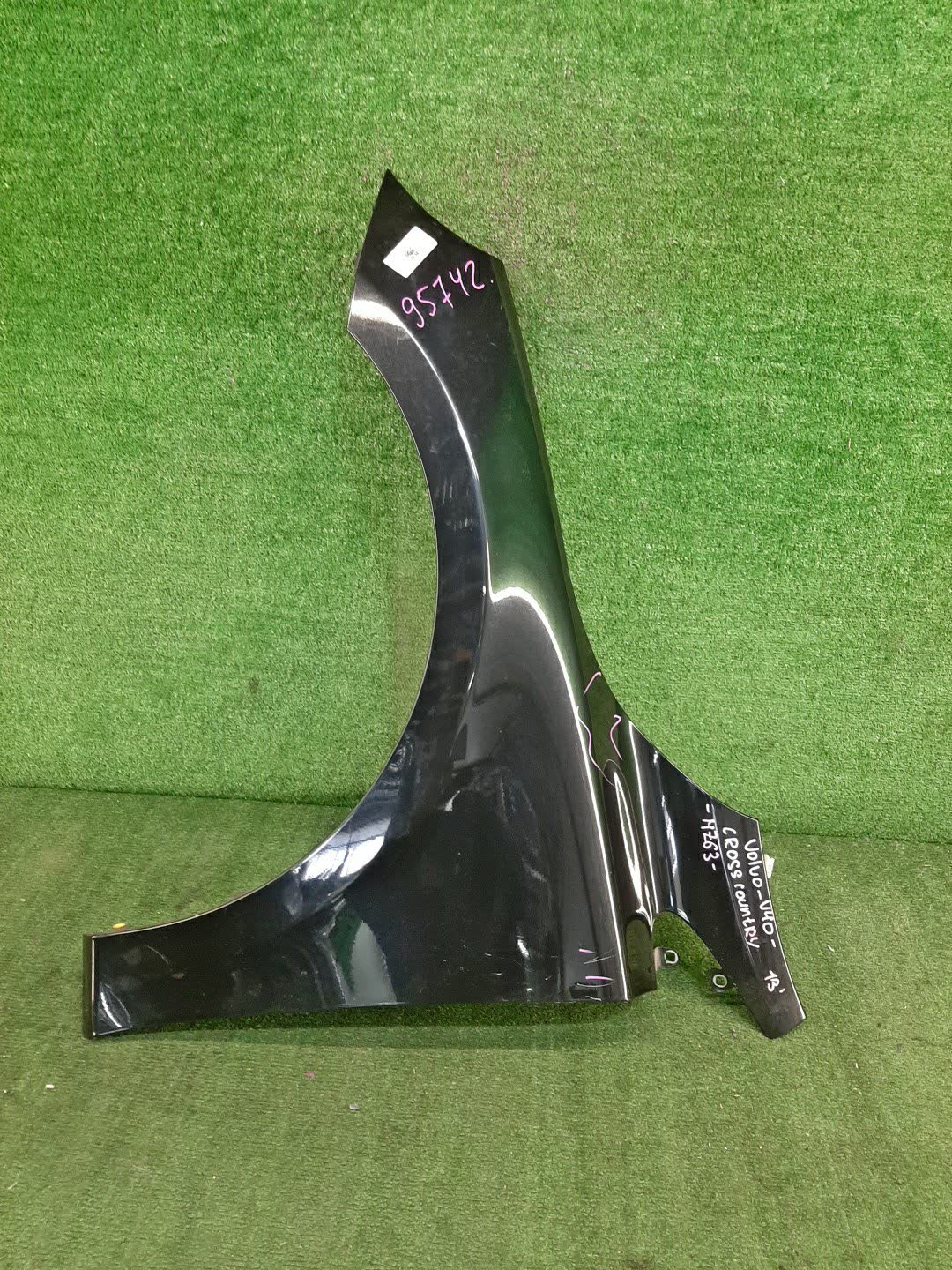 Крыло левое переднее VOLVO V40 MZ63, MV, MV48 95742 1 ракурс