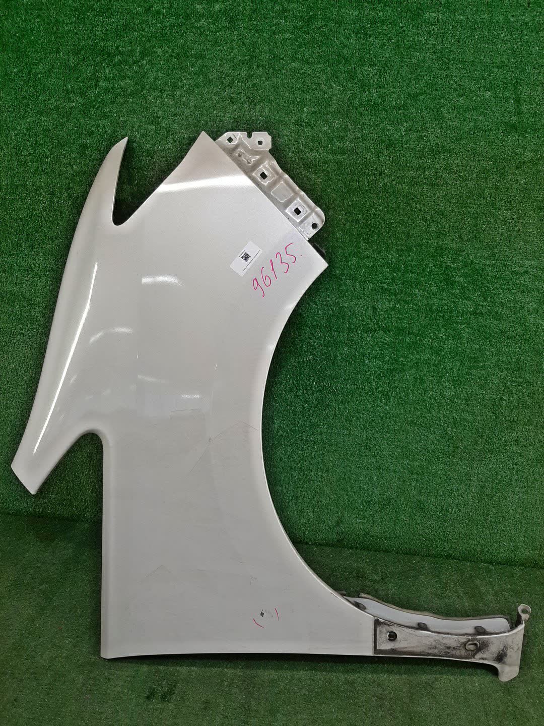 Крыло правое переднее NISSAN SERENA C26 96135 1 ракурс