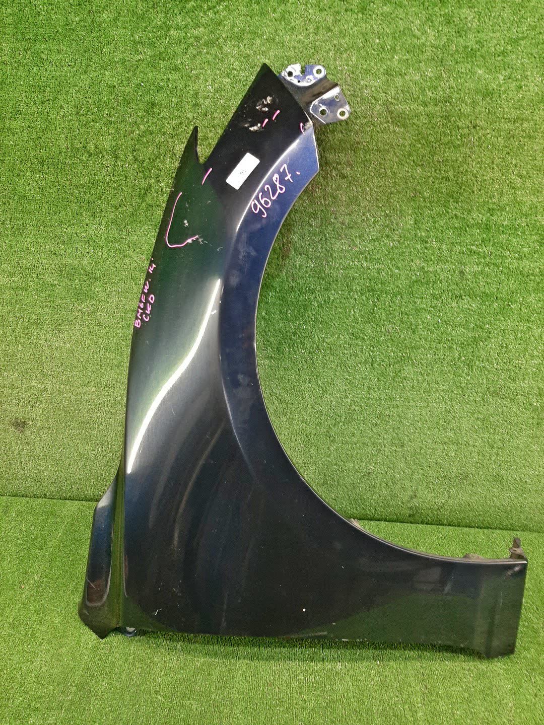 Крыло правое переднее MAZDA AXELA, MAZDA 3, 3 BMLFS, BM6FJ, BM2AS, BM2FP, BM2AP, BM5FP, BM5FS, BM5AS, BM5AP, BM2FS, BYEFP, BMEFS, BM 96287 1 ракурс