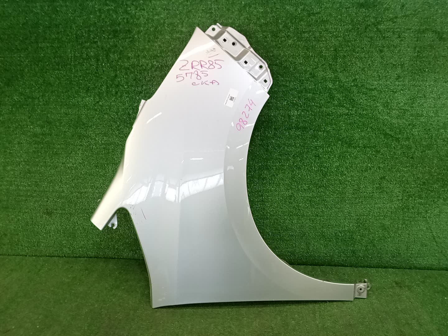Крыло правое переднее TOYOTA NOAH, ESQUIRE ZWR80G, ZRR85W, ZRR80W, ZWR80W, ZRR80G, ZRR85G 98274 1 ракурс