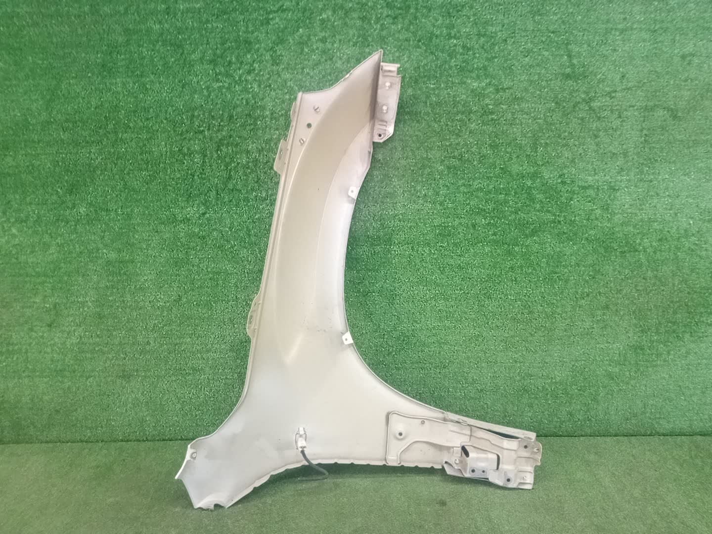 Крыло левое переднее SUZUKI ESCUDO TA74W, TD94W, TD54W 99181 3 ракурс