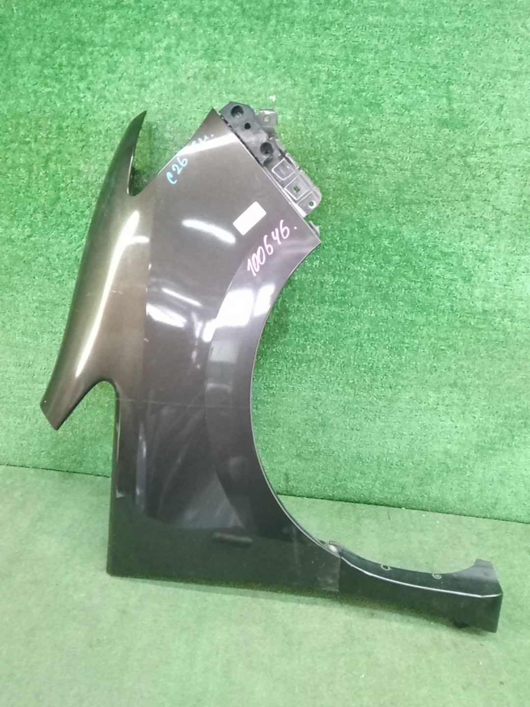 Крыло правое переднее NISSAN SERENA C26 100646 1 ракурс