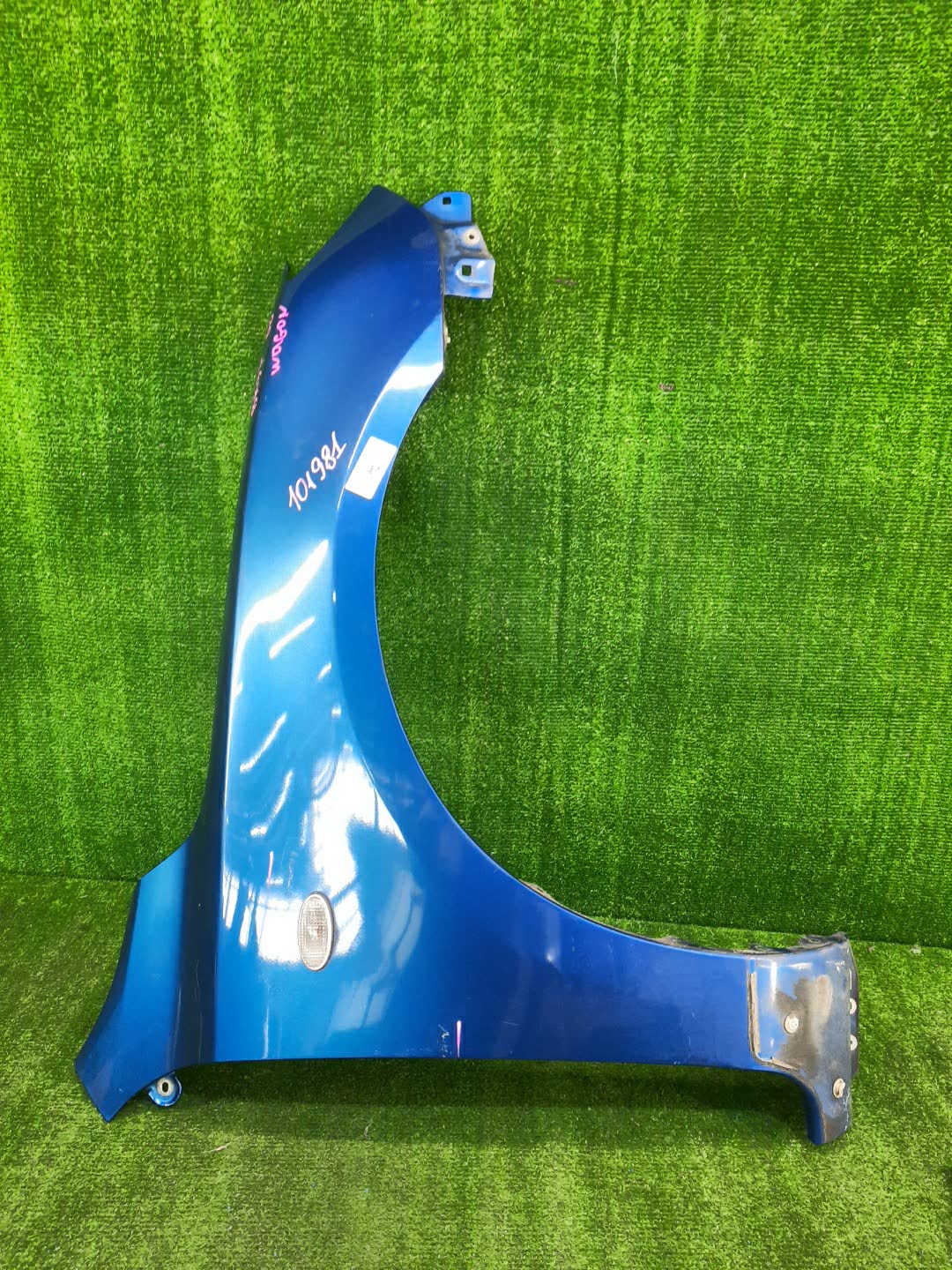 Крыло правое переднее MAZDA AXELA, MAZDA 3, 3 BK5P, BK3P, BKEP, BK WAGON 1 ракурс