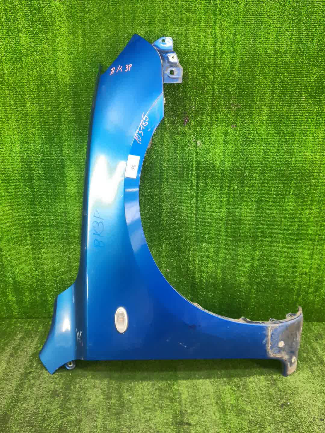 Крыло правое переднее MAZDA AXELA, MAZDA 3, 3 BK5P, BK3P, BKEP, BK WAGON 1 ракурс