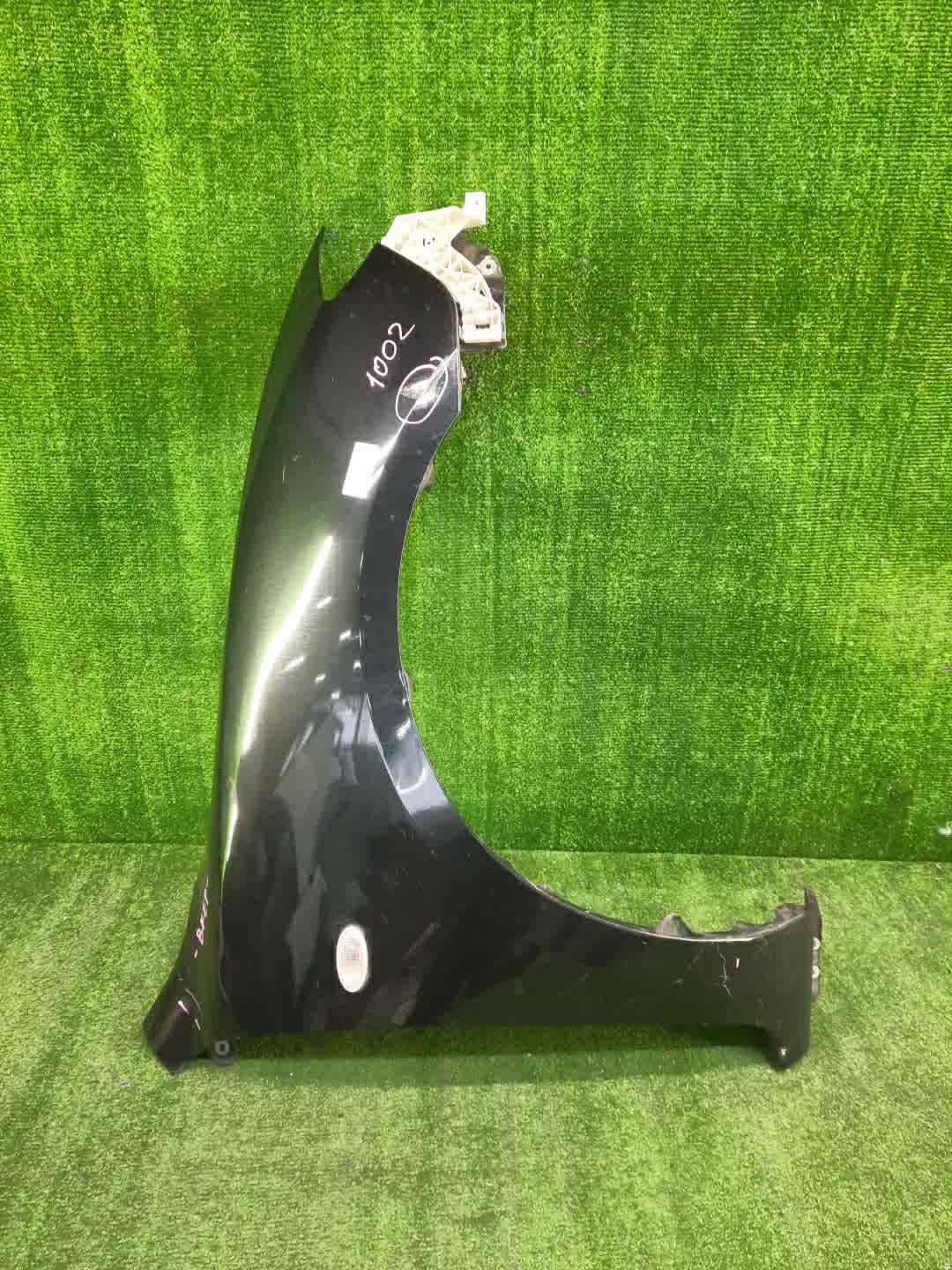 Крыло правое переднее MAZDA AXELA, MAZDA 3, 3 BK5P, BK3P, BKEP, BK SEDAN 1 ракурс
