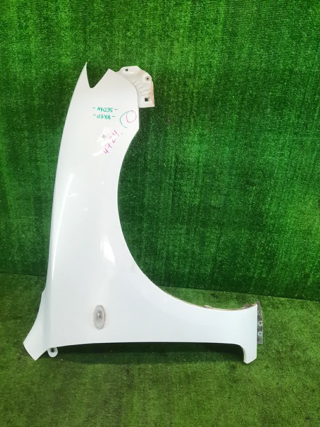 Крыло правое переднее MAZDA AXELA, MAZDA 3, 3 BK5P, BK3P, BKEP, BK SEDAN 1 ракурс