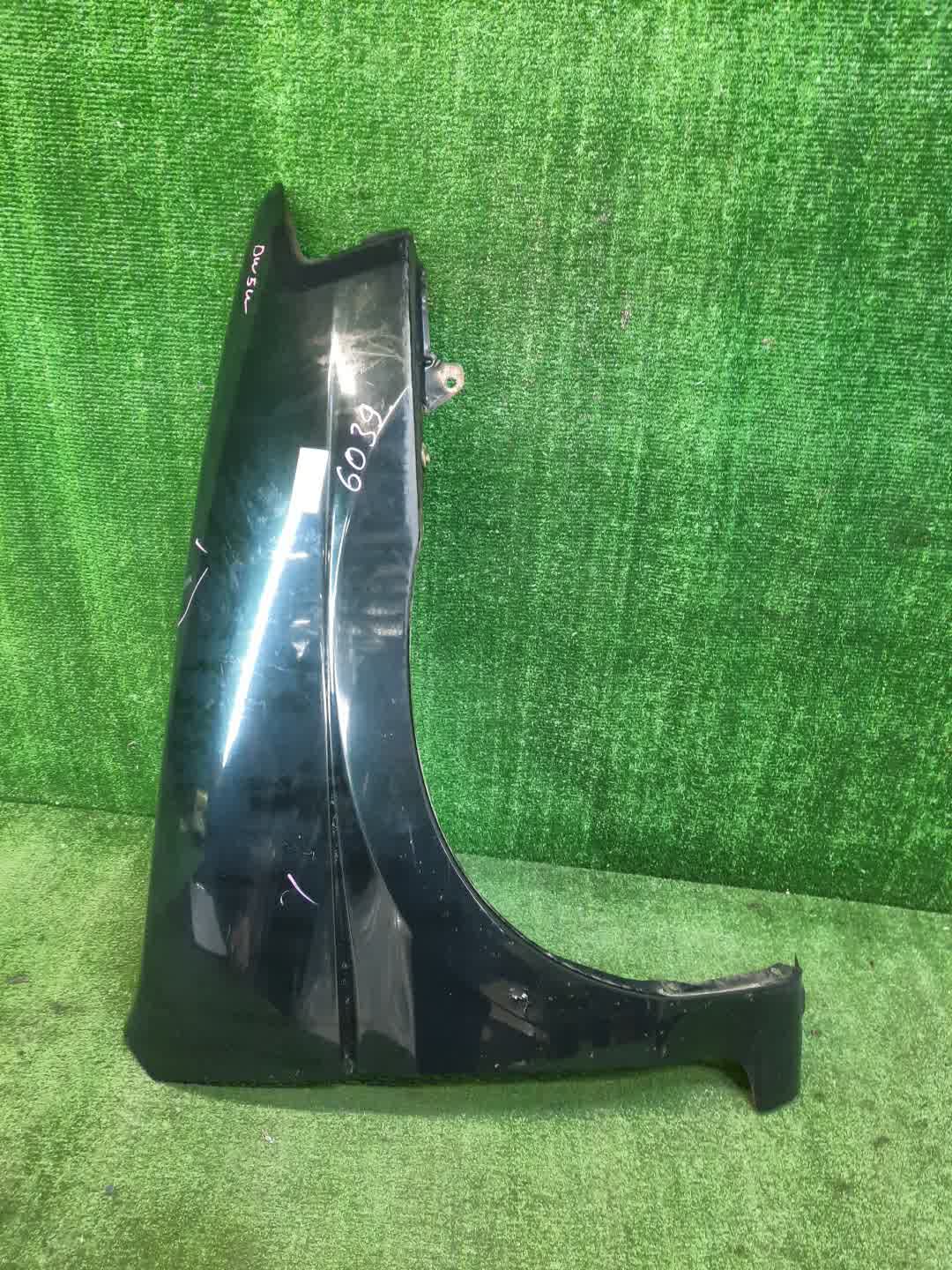 Крыло правое переднее MAZDA DEMIO DW3W, DW5W 6039 1 ракурс