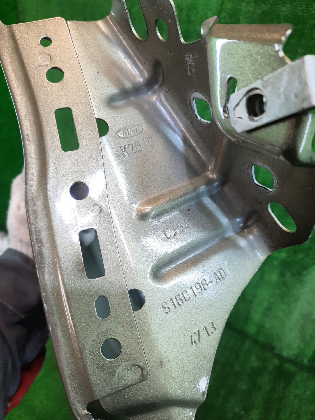 Крыло правое переднее FORD KUGA CBS 8306 3 ракурс