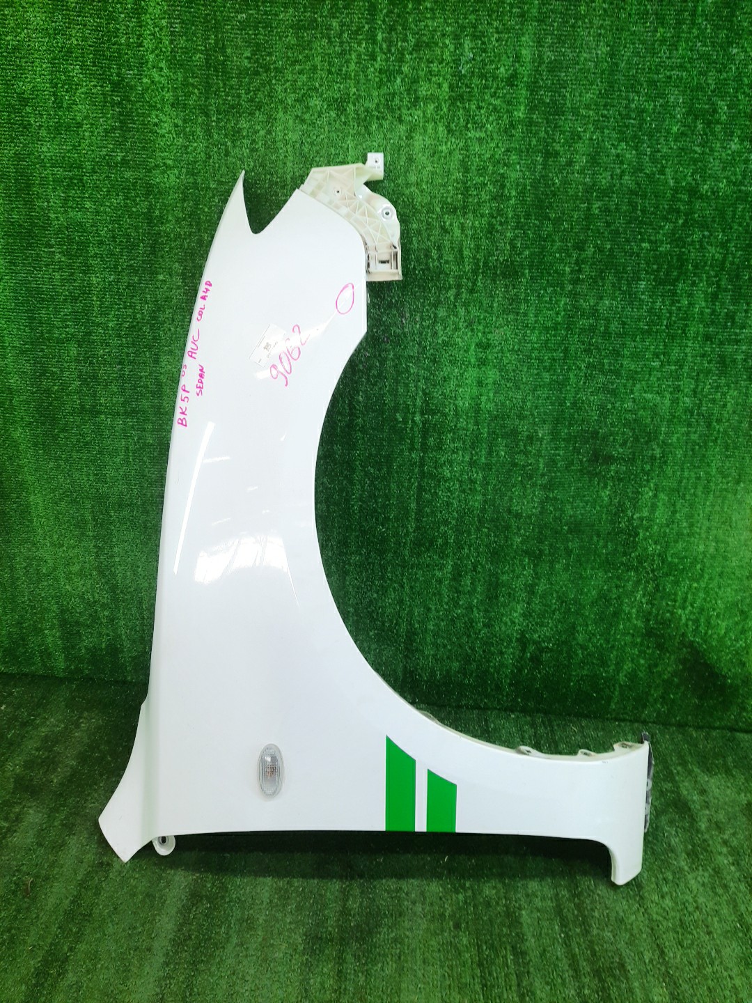 Крыло правое переднее MAZDA AXELA, MAZDA 3, 3 BK5P, BK3P, BKEP, BK SEDAN 1 ракурс