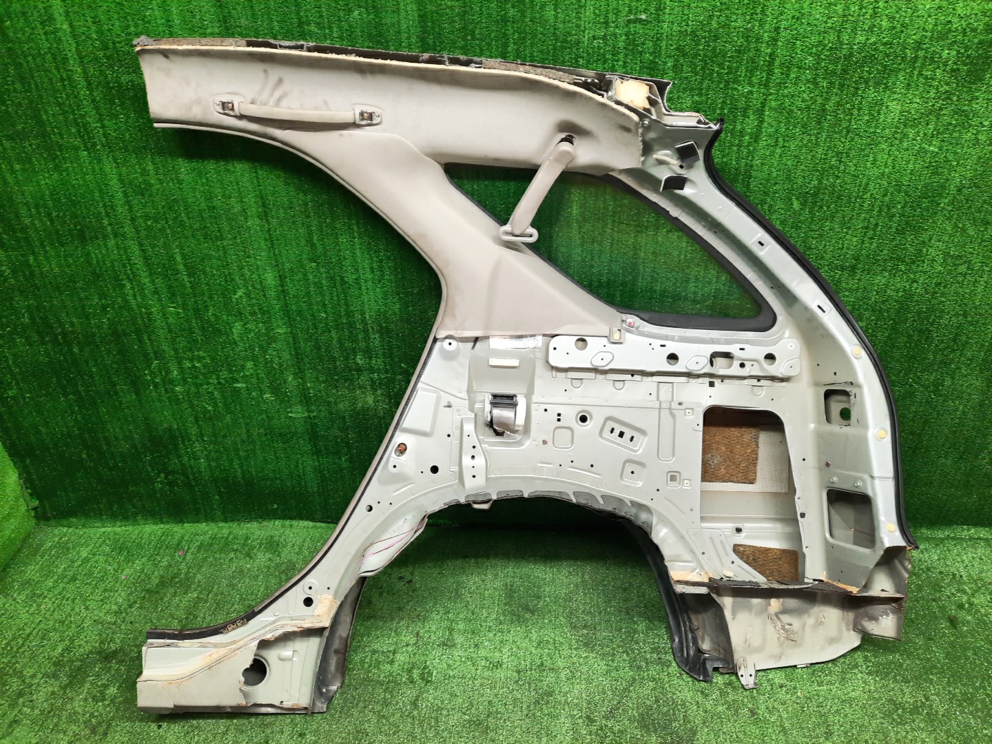Крыло правое заднее NISSAN RNESSA N30, NN30, PNN30 9606 4 ракурс