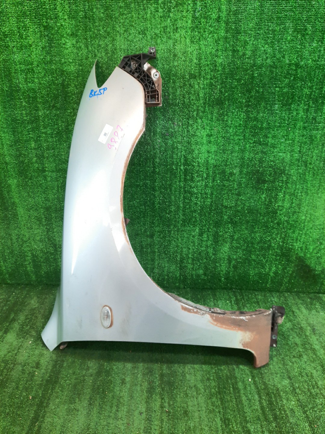 Крыло правое переднее MAZDA AXELA, MAZDA 3, 3 BK5P, BK3P, BKEP, BK SEDAN 1 ракурс