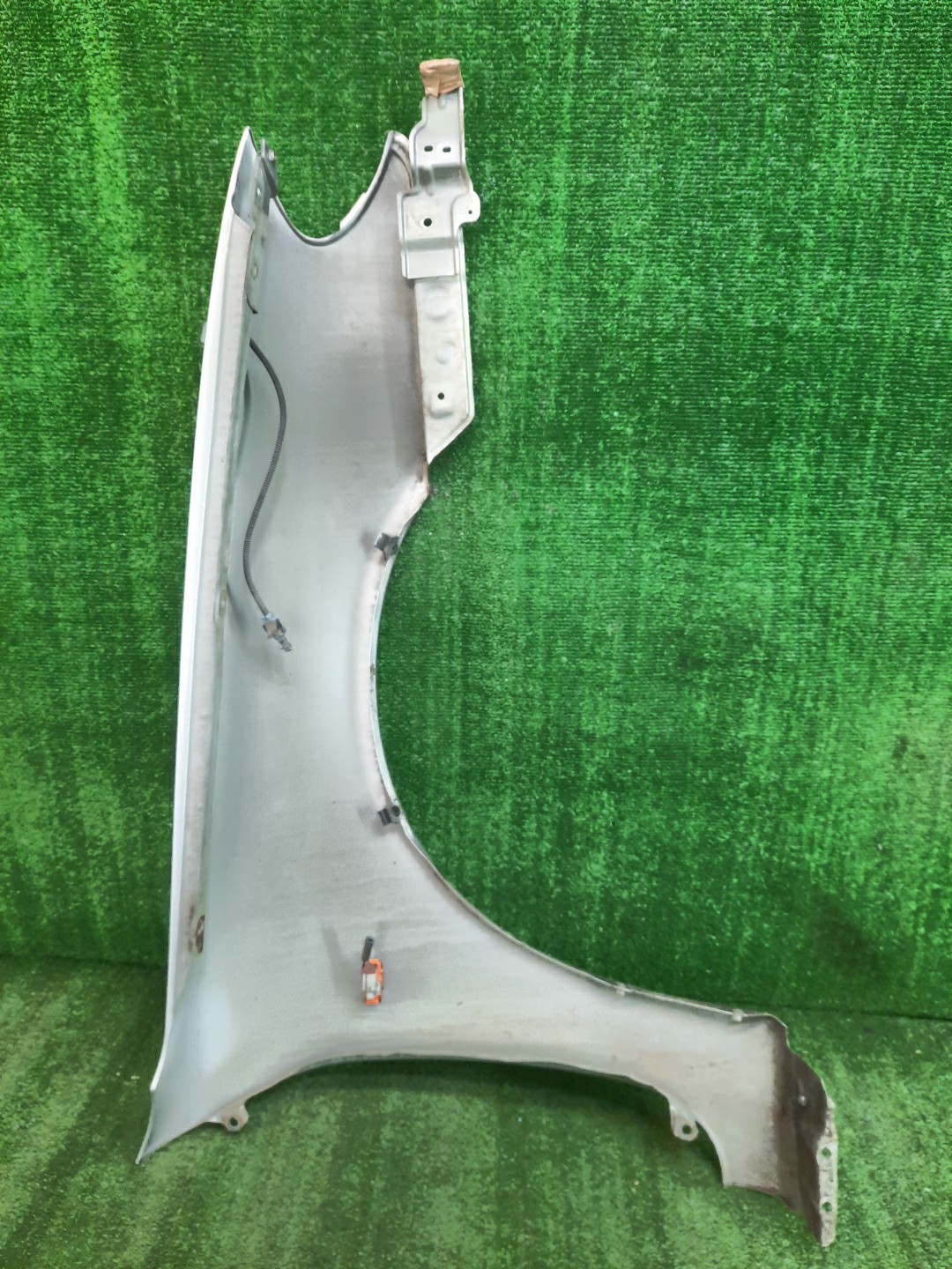 Крыло левое переднее NISSAN CEFIRO A33 9964 3 ракурс