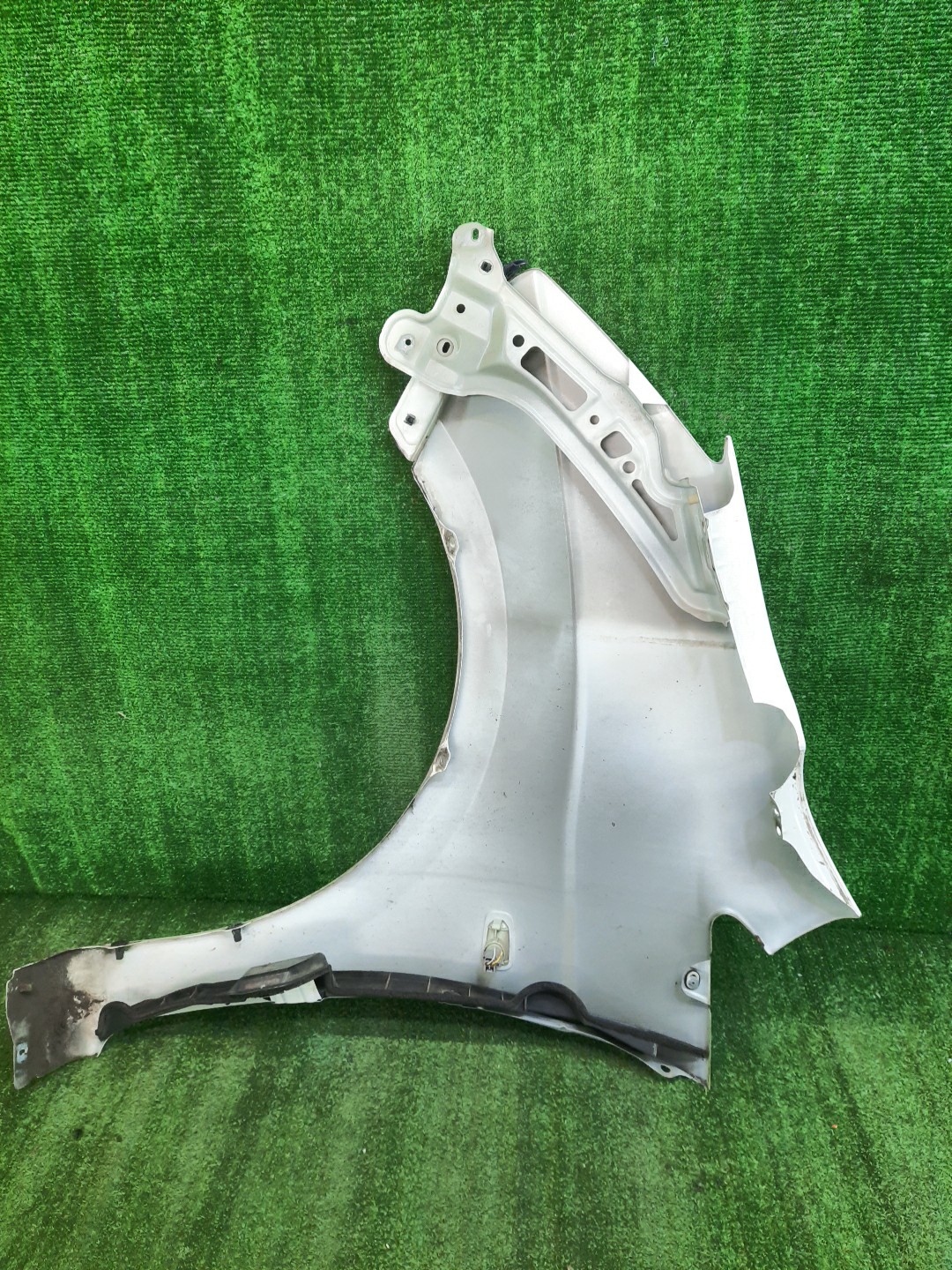 Крыло правое переднее TOYOTA ISIS ZNM10, ZNM10W, ANM10, ANM10W, ANM15, ANM15W, ZGM10, ZGM10W, ZGM11, ZGM11W, ZGM15, ZGM15W, ANM10G, ZGM10G, ANM15G, ZNM10G, ZGM11G, ZGM15G 10024 3 ракурс