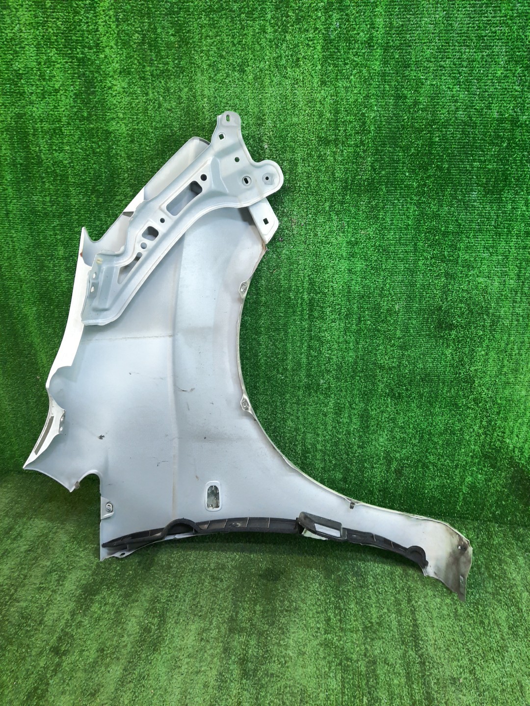Крыло левое переднее TOYOTA ISIS ZNM10, ZNM10W, ANM10, ANM10W, ANM15, ANM15W, ZGM10, ZGM10W, ZGM11, ZGM11W, ZGM15, ZGM15W, ANM10G, ZGM10G, ANM15G, ZNM10G, ZGM11G, ZGM15G 10284 3 ракурс