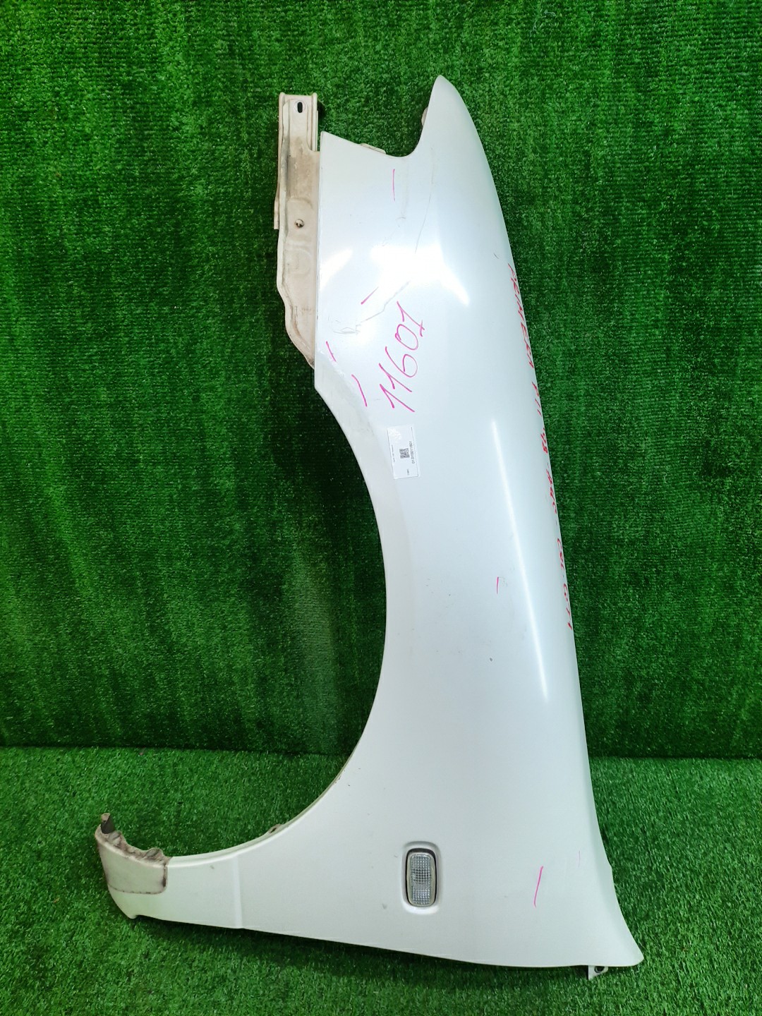 Крыло левое переднее NISSAN PRIMERA P11, WP11, QP11, HP11, HNP11, WQP11, WHP11, WHNP11 11601 1 ракурс Крыло левое переднее NISSAN PRIMERA P11, WP11, QP11, HP11, HNP11, WQP11, WHP11, WHNP11 11601 1 ракурс